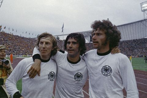 Οι Γιούργκεν Γκραμπόβσκι, Γκερντ Μίλερ και Πάουλ Μπράιτνερ (από αριστερά) πανηγυρίζουν την κατάκτηση του Παγκοσμίου Κυπέλλου 1974 κόντρα στην Ολλανδία στο Ολυμπιακό Στάδιο του Μονάχου | Κυριακή 7 Ιουλίου 1974