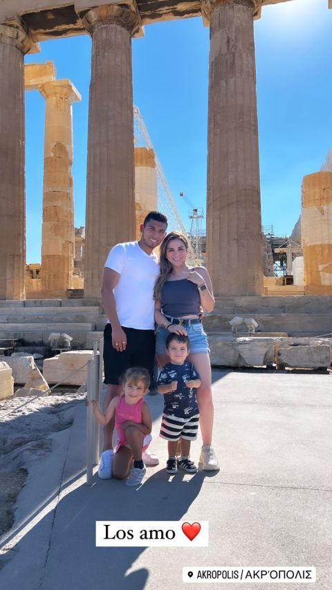 Ο Ορμπελίν Πινέδα με την οικογένειά του στην Ακρόπολη
