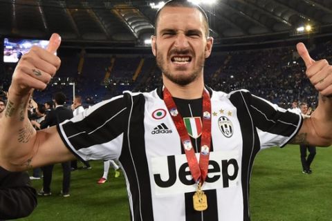 ROME, ITALY - MAY 21: Leonardo Bonucci of Juventus FC celebrates the victory after the TIM Cup match between AC Milan and Juventus FC at Stadio Olimpico on May 21, 2016 in Rome, Italy.  (Photo by Giuseppe Bellini/Getty Images)