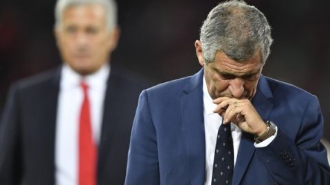 Portugal's head coach Fernando Santos (R) gestures during the FIFA World Cup WC 2018 football qualifier between Switzerland and Portugal at the St. Jakob-Park stadium in Basel on September 6, 2016. / AFP / FABRICE COFFRINI        (Photo credit should read FABRICE COFFRINI/AFP/Getty Images)