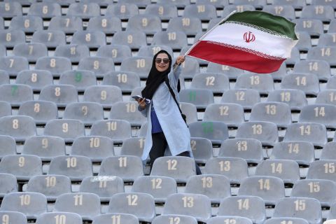 Φίλαθλος του Ιράν σε στιγμιότυπο της αναμέτρησης με την Καμπότζη για τα προκριματικά του Παγκοσμίου Κυπέλλου 2022 στο "Αζαντί", Τεχεράνη | Πέμπτη 10 Οκτωβρίου 2019