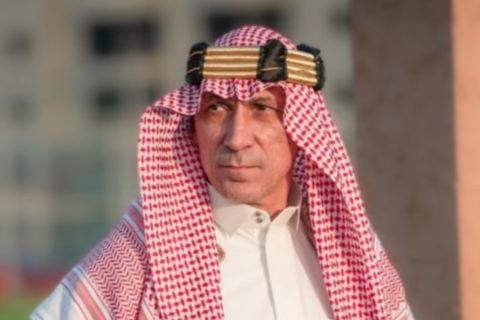 Ο Γιώργος Δώνης με την παραδοσιακή ενδυμασία της Σαουδικής Αραβίας