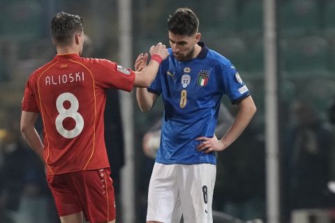 Ο Αλιόσκι δίνει το χέρι στον Ζορζίνιο μετά τη νίκη της Βόρειας Μακεδονίας και τον αποκλεισμό της Ιταλίας από το Μουντιάλ 2022