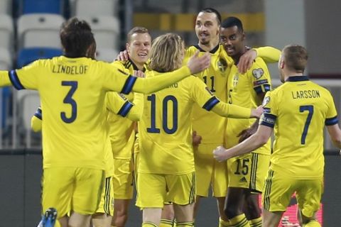 Οι παίκτες της Σουηδίας πανηγυρίζουν το τέρμα που πέτυχαν με το Κόσοβο