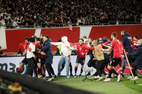 Οι παίκτες της εθνικής Γεωργίας πανηγυρίζουν μαζί με χιλιάδες οπαδούς τους την πρόκριση στα τελικά του Euro 2024 μετά από τη  νίκη απέναντι στην Ελλάδα στα πέναλτι | 26 Μαρτίου 2024