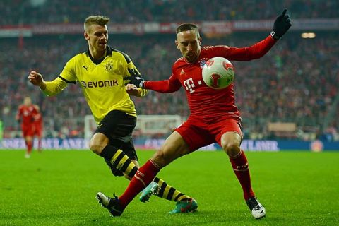 MUNICH, GERMANY - DECEMBER 01:  Lukasz Piszczek (L) of Dortmund fights for the ball with Franck Ribery of Bayern Muenchen during the Bundesliga match between Bayern Muenchen and Borussia Dortmund at Allianz Arena on December 1, 2012 in Munich, Germany.  (Photo by Lars Baron/Bongarts/Getty Images)