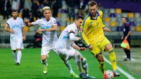 Ukraine's Andriy Yarmolenko (R) vies for the ball against with Milivoje Novakovic (C) and Kevin Kampl (L) of Slovenia during the Euro 2016 play-off football match between Slovenia and Ukraine at the Ljudski vrt stadium in Maribor,  on November 17, 2015..AFP PHOTO / Jure Makovec        (Photo credit should read Jure Makovec/AFP/Getty Images)