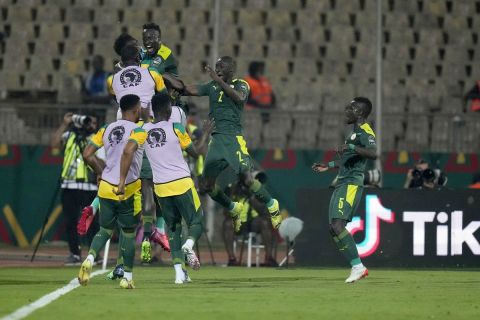 Οι παίκτες της Σενεγάλης πανηγυρίζουν γκολ κόντρα στην Ισημερινή Γουινέα σε ματς για το Κύπελλο Εθνών Αφρικής | 30 Ιανουαρίου 2022