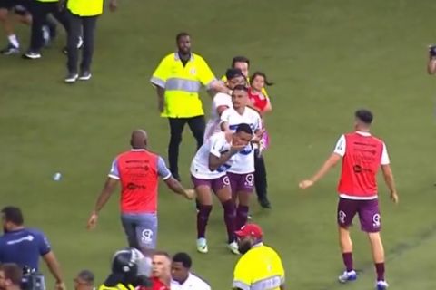 Οπαδός της Ιντερνασιονάλ εισέβαλε στο γήπεδο κρατώντας ένα κοριτσάκι και κλώτσησε αντίπαλο παίκτη