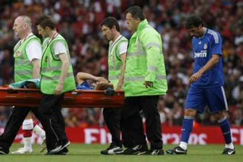 Wesley Sneijder of Real Madrid is stretchered off after being injured during a match against Arsenal at the Emirates Cup competition at the Emirates stadium in north London, on August 3, 2008. AFP PHOTO/IAN KINGTON (Photo credit should read IAN KINGTON/AFP/Getty Images)