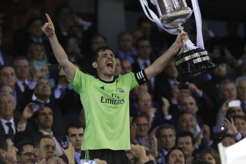 Final de la Copa del Rey disputada entre el Barcelona y el Real Madrid en Mestalla. En la imagen, Iker Casillas celebra la victoria con el trofeo. 

Spanish King Cup final played between Barcelona and Real Madrid. In this picture, Iker Casillas celebrates victory.