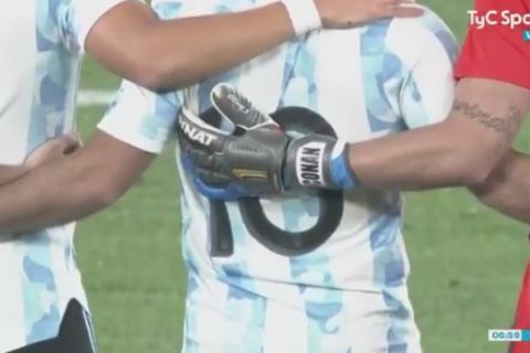 Οι παίκτες της Αργεντινής Κ23 τίμησαν τον Μαραντόνα φορώντας ξεχωριστά μπλουζάκια με μήνυμα για τον "Πίμπε Ντ'Όρο" τέσσερις μήνες μετά το θάνατό του