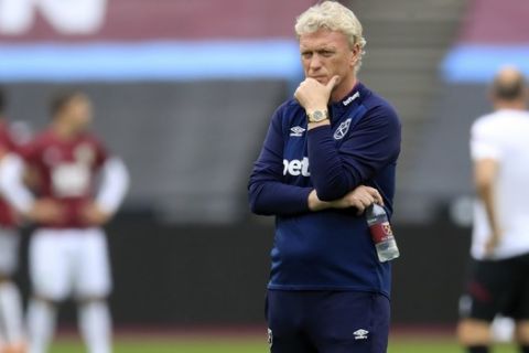 West Ham's manager David Moyes stands on the pitch during warmup before the English Premier League soccer match between West Ham United and Burnley at London Stadium in London, England, Wednesday, July 8, 2020. (Adam Davy/Pool via AP)