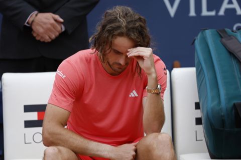 Ο απογοητευμένος Τσιτσιπάς μετά τον χαμένο τελικό στο Barcelona Open
