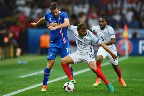 NICE, FRANCE - JUNE 27: Jack Wilshire of England and Gylfi Sigurdsson of Iceland compete for the ball during the UEFA EURO 2016 round of 16 match between England and Iceland at Allianz Riviera Stadium on June 27, 2016 in Nice, France.  (Photo by Dan Mullan/Getty Images)