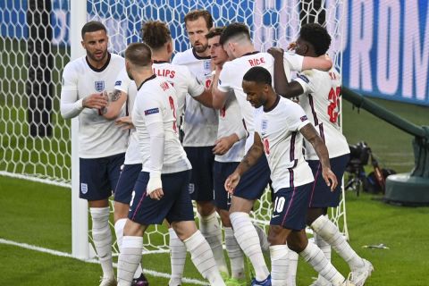 Οι παίκτες της Αγγλίας πανηγυρίζουν γκολ κόντρα στην Δανία στον ημιτελικό του Euro 2020
