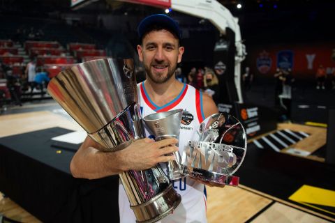 Ο Βασίλιε Μίτσιτς με το τρόπαιο της EuroLeague και το βραβείο του MVP