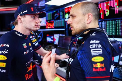 Ο πιλότος της Red Bull Racing, Μαξ Φερστάπεν, συνομιλεί με τον μηχανικό του, Τζιανπιέρο Λαμπιάσε