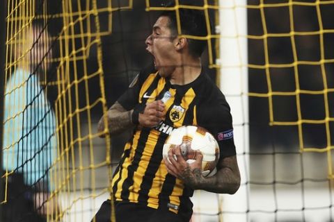 AEK Athens' Sergio Araujo celebrates the first goal of his tam against Rejeka during the Europa League group D soccer match between AEK Athens and Rijeka at the Olympic stadium, in Athens, Thursday, Nov. 23, 2017. (AP Photo/Petros Giannakouris)