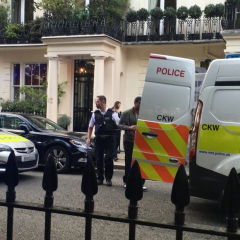 SUN EXCLUSIVE £££ DEAL Police arrest intruder at Jose Mourinho London home

House number and number plates blurred