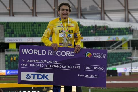 Ο Ντουπλάντις ποζάρει με την "επιταγή" για το Παγκόσμιο ρεκόρ του