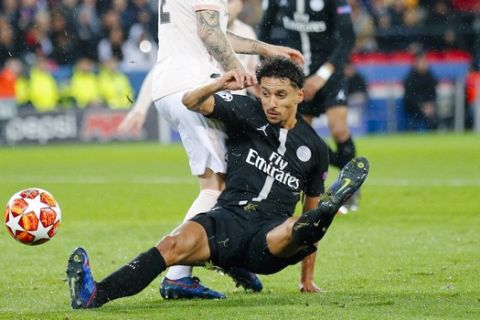 PSG defender Marcos Marquinhos, right, challenges for the ball with ManU defender Victor Lindelof during the Champions League round of 16, second leg soccer match between Paris Saint Germain and Manchester United at the Parc des Princes stadium in Paris, France, Wednesday, March. 6, 2019. (AP Photo/Francois Mori)