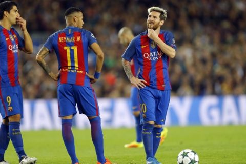 Barcelona's Luis Suarez, Neymar and Lionel Messi, from left to right, wait to take a free kick during a Champions League, Group C soccer match between Barcelona and Manchester City, at the Camp Nou stadium in Barcelona, Wednesday, Oct. 19, 2016. (AP Photo/Francisco Seco)