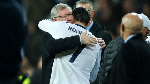 MADRID, SPAIN - FEBRUARY 13:  Cristiano Ronaldo (R) of Real Madrid embraces Sir Alex Ferguson, manager of Manchester United, at the end of the UEFA Champions League Round of 16 first leg match between Real Madrid and Manchester United at Estadio Santiago Bernabeu on February 13, 2013 in Madrid, Spain.  (Photo by Jasper Juinen/Getty Images)