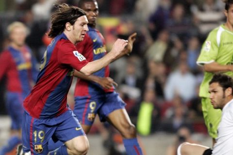 Barcelona player Lionel Messi, left, scores past Getafe goalkeeper Luis Garcia Conde, right, during their Copa del Rey semifinal, first leg, soccer match at the Camp Nou Stadium in Barcelona, Spain, Wednesday, April 18, 2007. (AP Photo/Manu Fernandez)