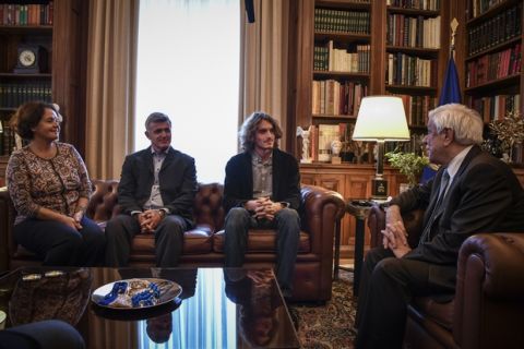 Συναντηση του Προέδρου της Δημοκρατίας, Προκόπη Παυλόπουλου με τον αθλητή του τένις Στέφανο Τσιτσιπά, την Τετάρτη 14 Νοεμβρίου 2018.
(EUROKINISSI/ΜΙΧΑΛΗΣ ΚΑΡΑΓΙΑΝΝΗΣ)