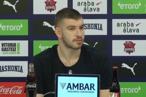 Ρογκαβόπουλος: "Προσπαθώ να μαθαίνω απ' τον Ιβάνοβιτς, να είμαι χρήσιμος όταν βρίσκομαι στο παρκέ" 