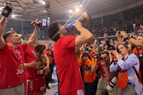 Ερυθρός Αστέρας: Ο Τεόντοσιτς έδωσε το σύνθημα με ντουντούκα και πανηγύρισε έξαλλα την κατάκτηση του Κυπέλλου μέσα σε πανδαιμόνιο 