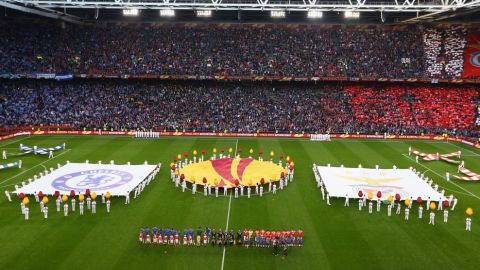 AMSTERDAM, NETHERLANDS - MAY 15: The teams line up prior to the UEFA Europa League Final between SL Benfica and Chelsea FC at Amsterdam Arena on May 15, 2013 in Amsterdam, Netherlands.  (Photo by Christof Koepsel/Getty Images)