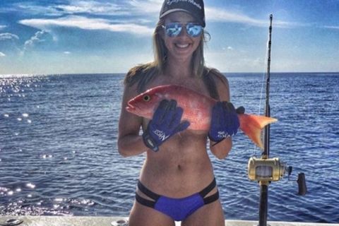 Νέα τρέλα(;) στο instagram: Γυναίκες τόπλες, κρύβοντας το στήθος με ψάρι!
