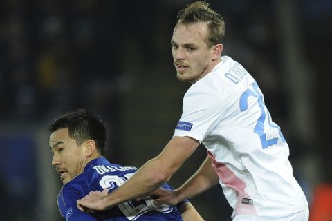 Brugge's Laurens De Bock, right, and Leicester's Shinji Okazaki challenge for the ball during the Champions League Group G soccer match between Leicester City and Club Brugge in Leicester, England, Tuesday, Nov. 22, 2015.(AP Photo/Rui Vieira))