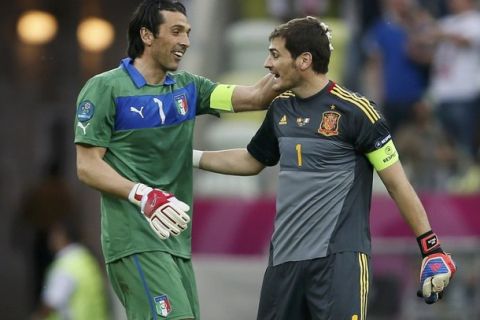 Italy's goalkeeper Gianluigi Buffon (L) and Spain's goalkeeper Iker Casillas talk after their Group C Euro 2012 soccer match at the PGE Arena in Gdansk, June 10, 2012.            REUTERS/Pascal Lauener (POLAND  - Tags: SPORT SOCCER)  