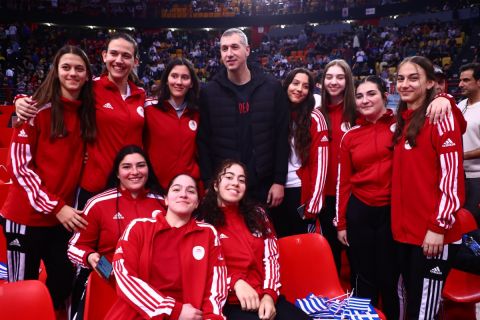 Ο Δημήτρης Διαμαντίδης φωτογραφήθηκε με τις νεάνιδες του Ολυμπιακού