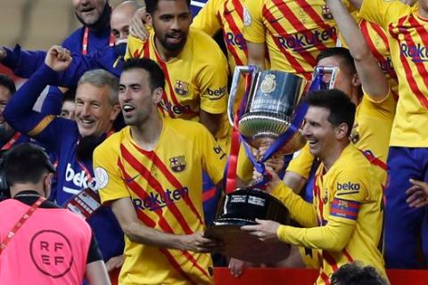 Οι Σέρχιο Μπουσκέτς και Λιονέλ Μέσι της Μπαρτσελόνα στην απονομή του Copa del Rey 2020-2021 ύστερα από τον τελικό κόντρα στην Αθλέτικ στο "Καρτούχα", Σεβίλλη | Σάββατο 17 Απριλίου 2021