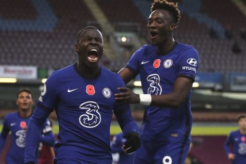 Ζουμά και Άμπραχαμ πανηγυρίζουν γκολ της Τσέλσι κόντρα στην Μπέρνλι για την Premier League