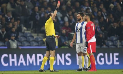 Referee Jonas Eriksson shows a red card to both Porto's Felipe, center, and Monaco's Rachid Ghezzal, right, during the Champions League group G soccer match between FC Porto and AS Monaco at the Dragao stadium in Porto, Portugal, Wednesday, Dec. 6, 2017. (AP Photo/Luis Vieira)