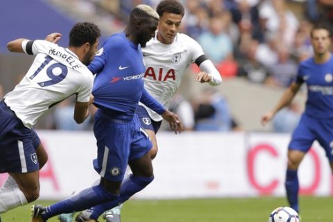 Tottenham Hotspur's Mousa Dembele, left, challenges Chelsea's Tiemoue Bakayoko during the English Premier League soccer match between Tottenham Hotspur and Chelsea at Wembley stadium in London, Sunday, Aug. 20, 2017. (AP Photo/Alastair Grant)