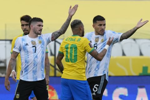 Στιγμιότυπο από την αναμέτρηση Βραζιλία - Αργεντινή για τα προκριματικά του Παγκοσμίου Κυπέλλου 2022 λίγο πριν την οριστική διακοπή του