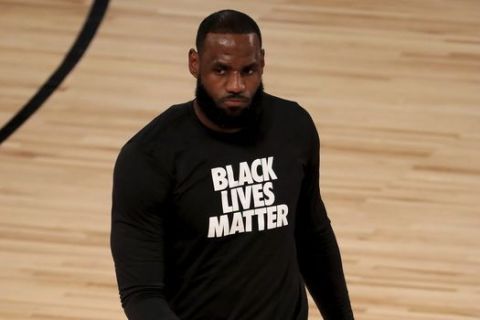 Ο ΛεΜπρόν Τζέιμς στην προθέρμανση του αγώνα των Λέικερς με τους Κλίπερς για την σεζόν 2019/20, φορώντας φανέλα "Black Lives Matter"