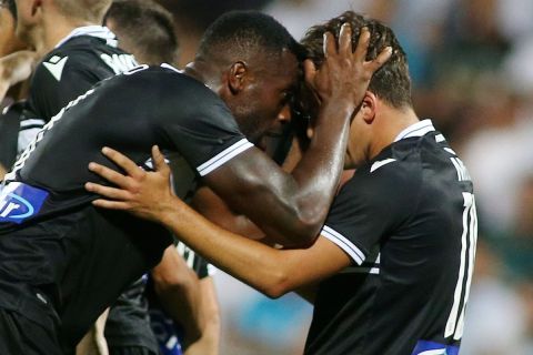 Οι Βαρέλα και Μουργκ πανηγυρίζουν το δεύτερο γκολ του ΠΑΟΚ επί της Ριέκα | 26 Αυγούστου 2021