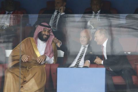 Ο Πρίγκιπας της Σαουδικής Αραβίας, Μοχάμεντ μπιν Σαλμάν, μαζί με τον πρόεδρο της FIFA, Τζάνι Ινφαντίνο, και τον πρόεδρο της Ρωσίας, Βλάντιμιρ Πούτιν, σε αγώνα μεταξύ της Ρωσίας και της Σαουδικής Αραβίας στο Μουντιαλ 2018