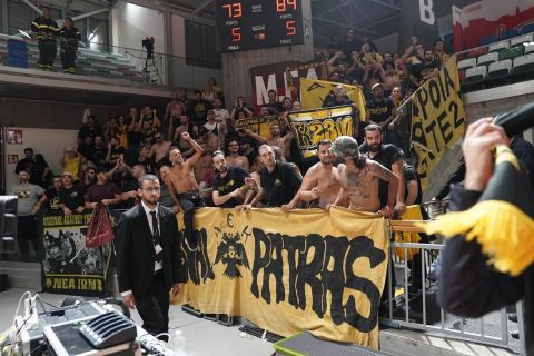 Οι οπαδοί της ΑΕΚ έδωσαν show στη Ρέτζο Εμίλια με σύνθημα στα ιταλικά