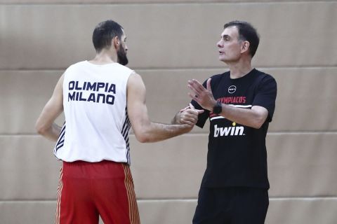 Ο Γιώργος Μπαρτζώκας σε χειραψία με τον Μίροτιτς πριν το φιλικό Ολυμπιακός - Αρμάνι