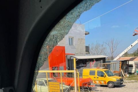 Το παράθυρο στο λεωφορείο της ΑΕΚ που έσπασαν άγνωστοι στην Πάτρα