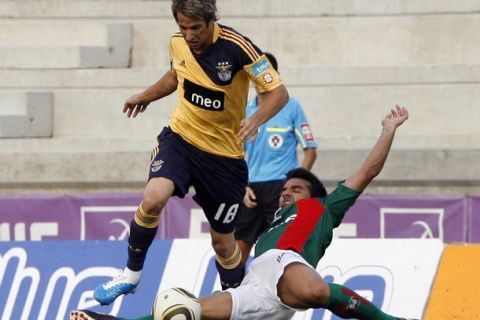 Benfica's Fabio Coentrao (L) fights for the ball with Maritimo's Roberto Sousa during their Portuguese Premier League soccer match at Barreiros stadium in Funchal September 25, 2010. REUTERS/Duarte Sa  (PORTUGAL - Tags: SPORT SOCCER)