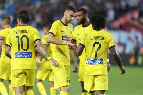Οι παίκτες της ΑΕΚ πανηγυρίζουν το γκολ του Λιβάι Γκαρσία